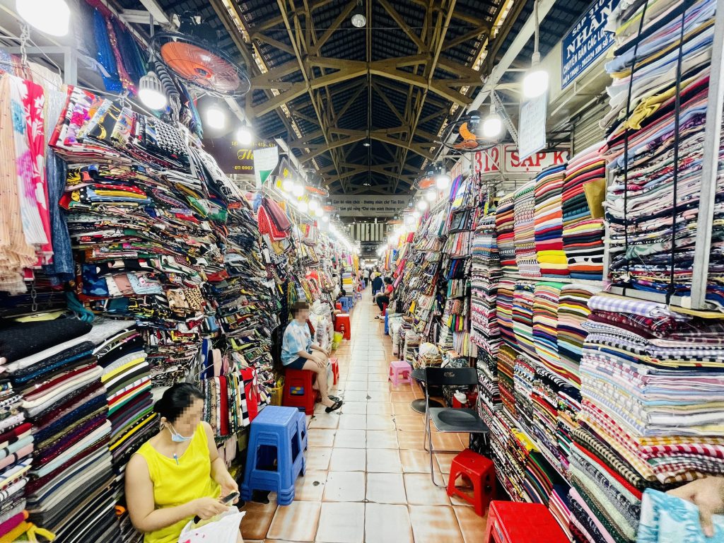 Chợ vải Tân Định nằm trong khu vực sầm uất của quận 1